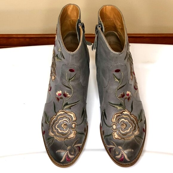 Soffit Shoes - Soffit Embroidered "Bluish"-Gray Distressed-style Westmont Booties, Size 6